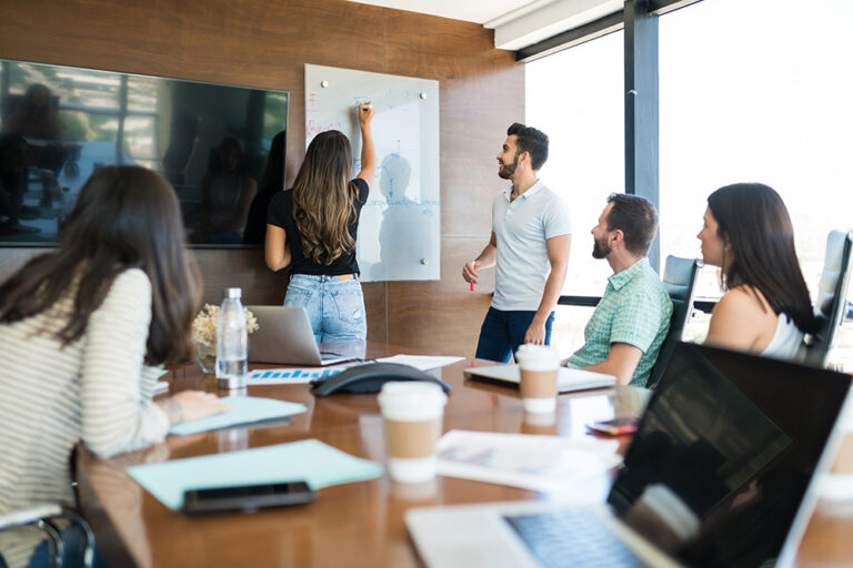 Lee más sobre el artículo Potenciando el éxito empresarial: Los innumerables beneficios de formar a los trabajadores